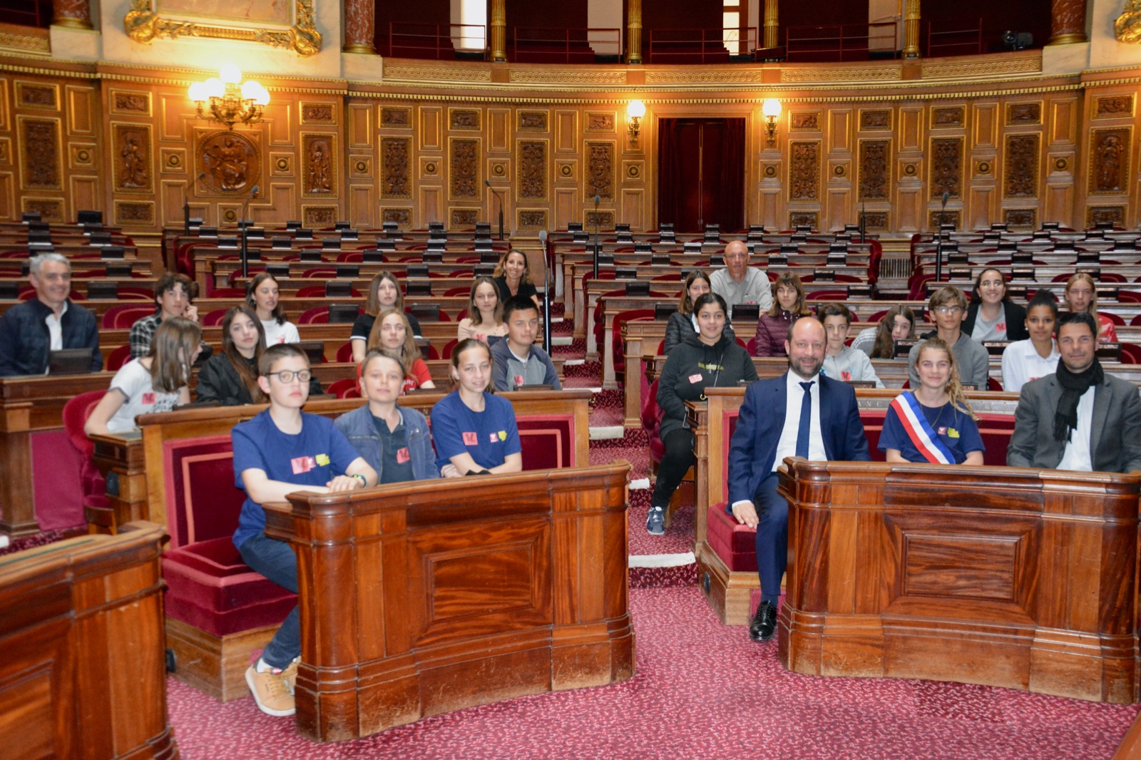 Accueil du conseil municipal des enfants de Rumilly au Sénat
