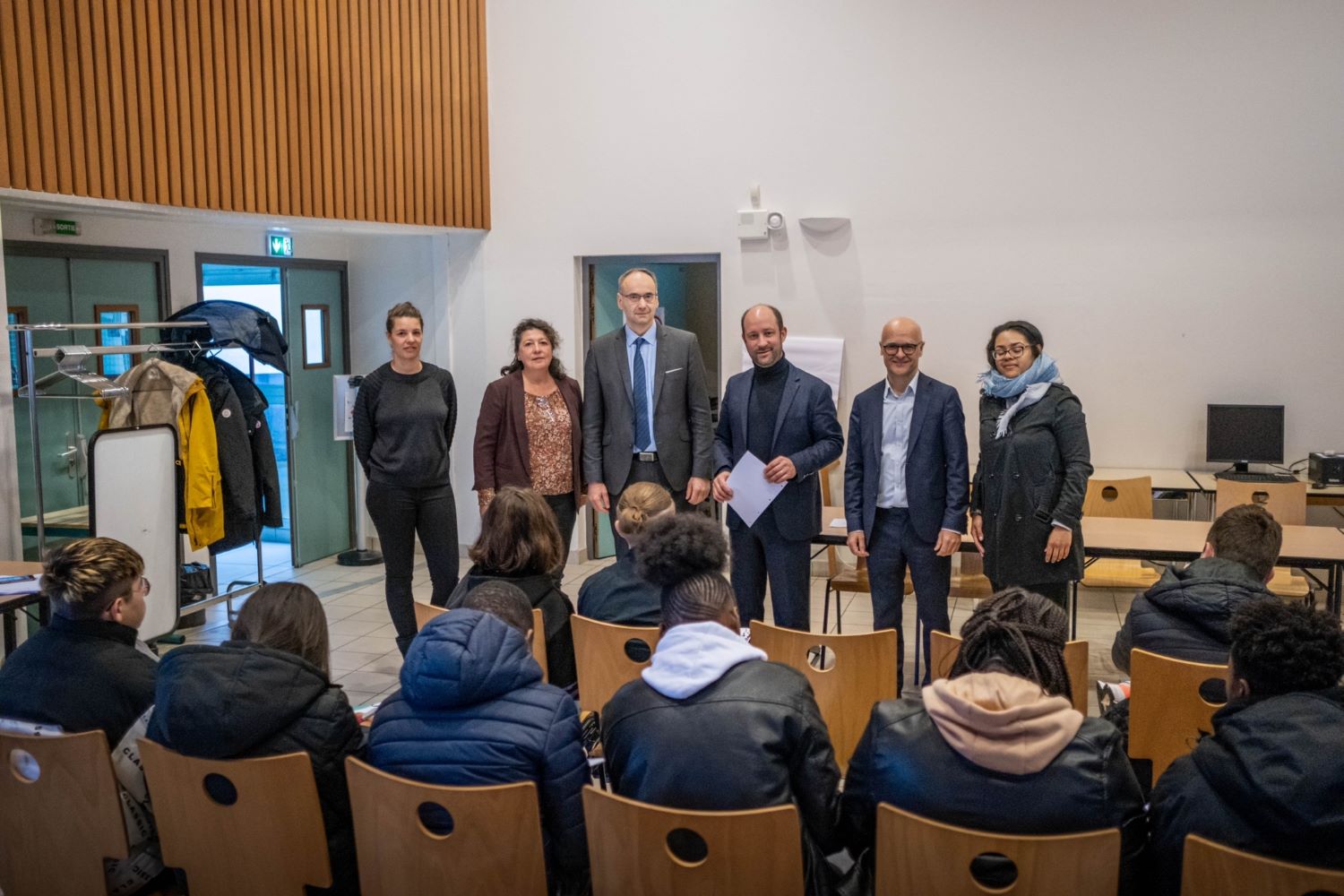 Xavier Roseren et Loïc Hervé présentent leurs fonctions aux élèves du lycée professionnel Paul Béchet
