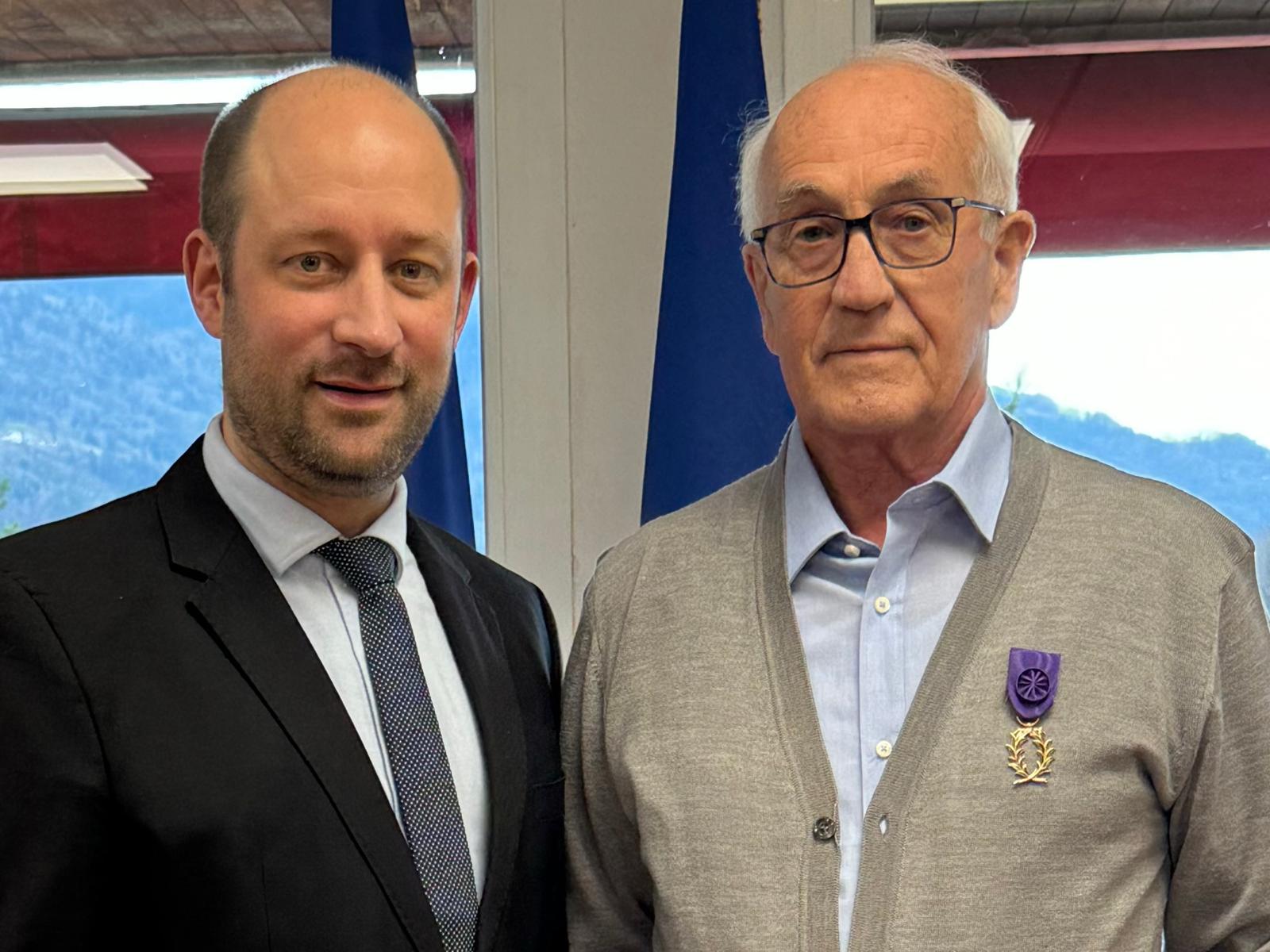 Loïc HERVÉ remet les insignes d’officier des palmes académiques à Jacques LAGRANGE
