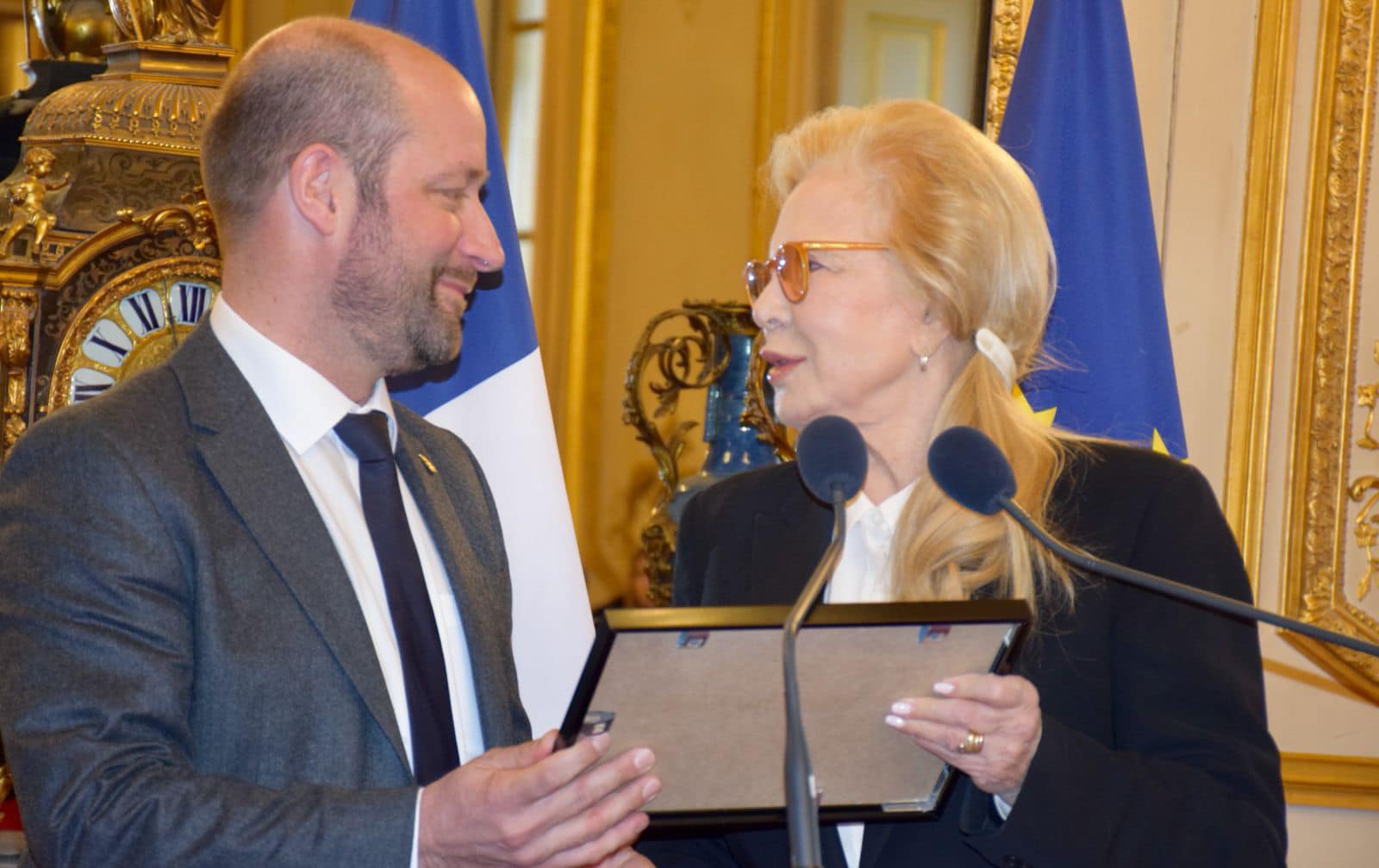 Remise de la médaille du Sénat à Sylvie VARTAN
