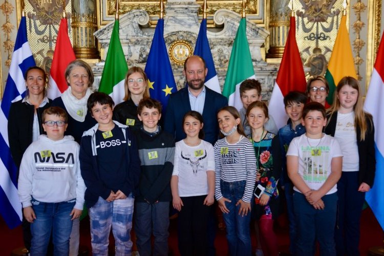 Accueil du conseil municipal des enfants de Valleiry au Sénat
