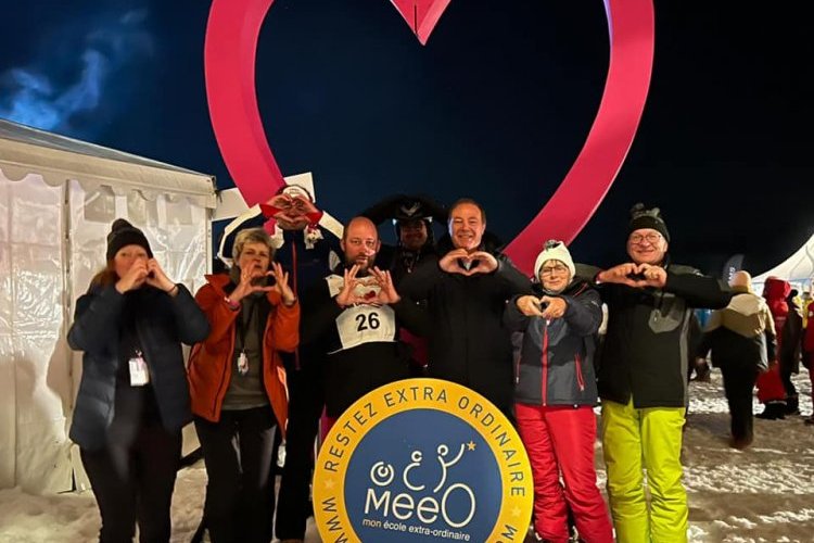 Les Sénatrices et Sénateurs glissent en coeur
