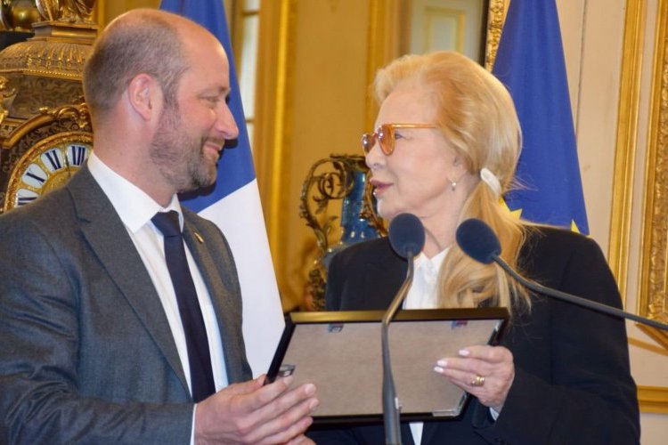 Remise de la médaille du Sénat à Sylvie VARTAN

