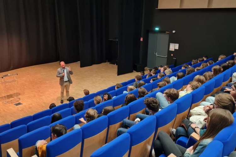 Intervention du sénateur Loïc HERVÉ auprès des élèves du collège de Sainte-Marie de la Roche-sur-Foron
